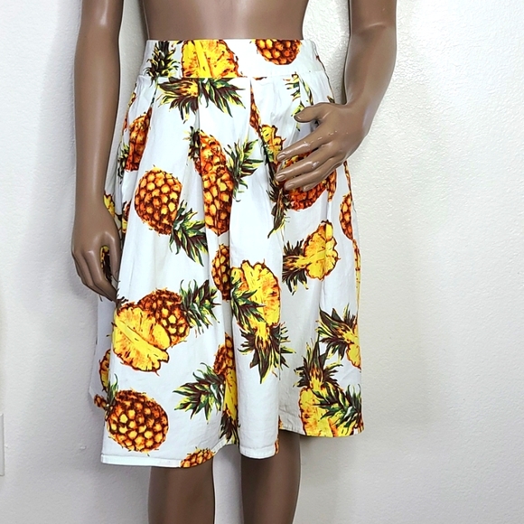 Liscel Dresses & Skirts - Pineapple Print Skirt Size Large White Yellow Brown Side Zip Flirty A-line Fall
